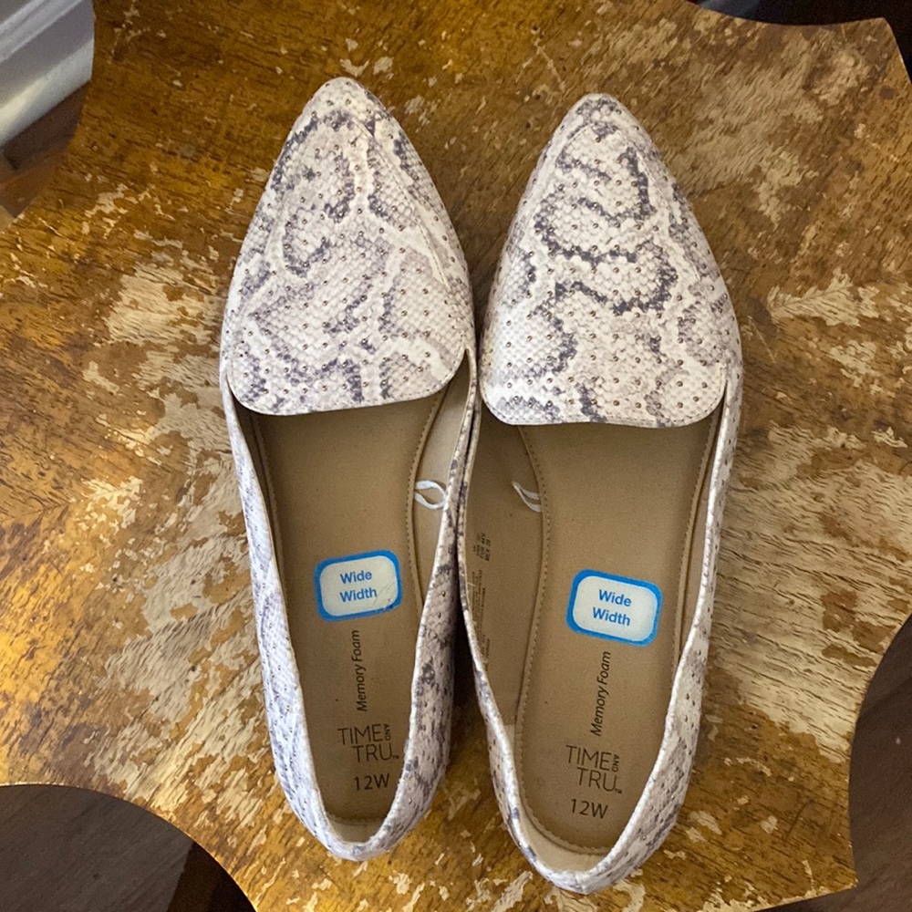 Women’s SIZE 12 WIDE SNAKE PRINT